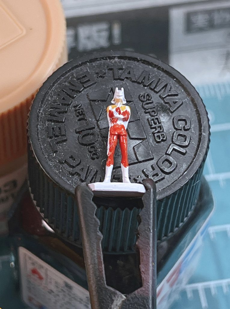 肌色→赤色→黄色→灰色の順に大まかに塗っていきました。塗料はクレオスの水性アクリオスです。