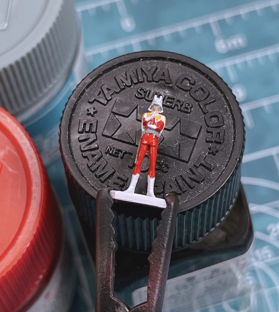 軍服の赤色以外は「色を置いていく」という感じでチョイチョイと塗りました。毛先のほつれはじめた面相筆だったので、余計に慎重になります😓