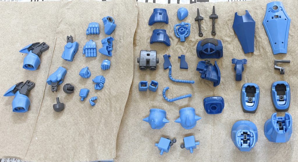 グフは去年あたりにパチ組みしたまま放っておいたものです。一部接着してしまっており、マスキングするはめに…😓