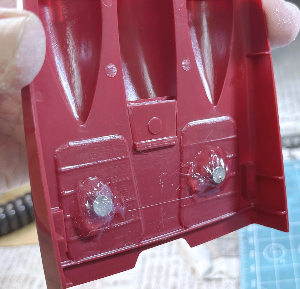 100均で購入してきた磁石はシューグーで接着しました。見てくれは悪いですけど、しっかり着きます。