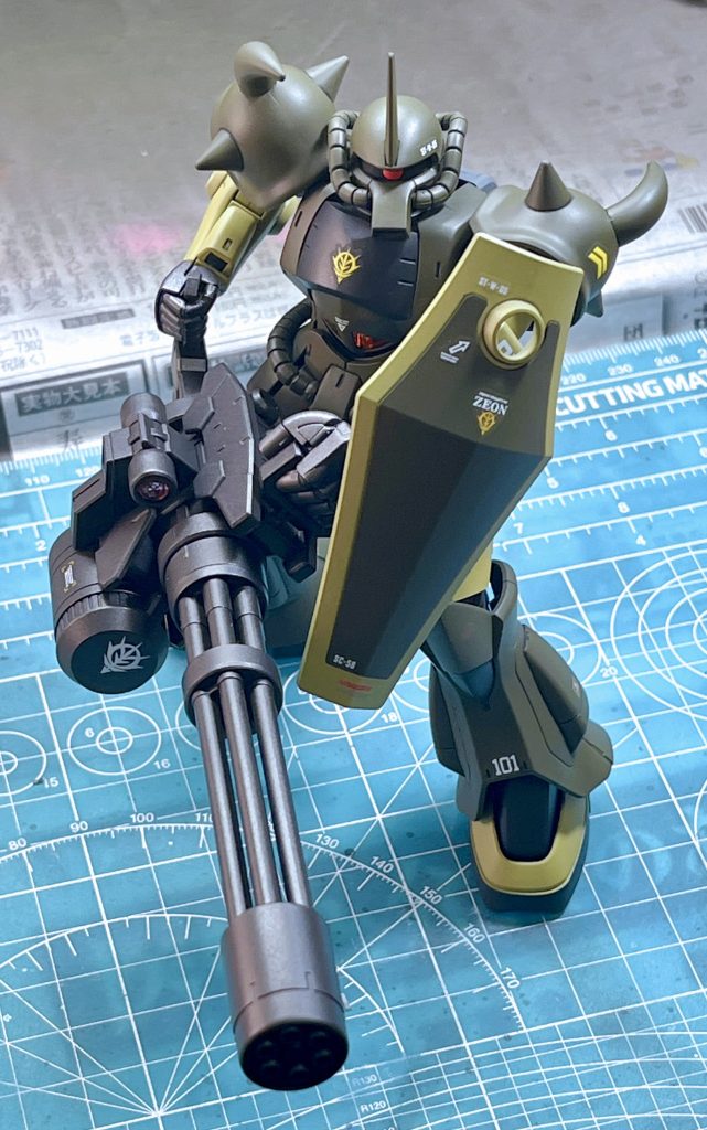 左手で持つグリップ内側のリブを削ぎ落としたところ、フィンガーバルカンの握り手で把持できました。これでジャイアントガトリングがしっかり腰溜めで構えられます。