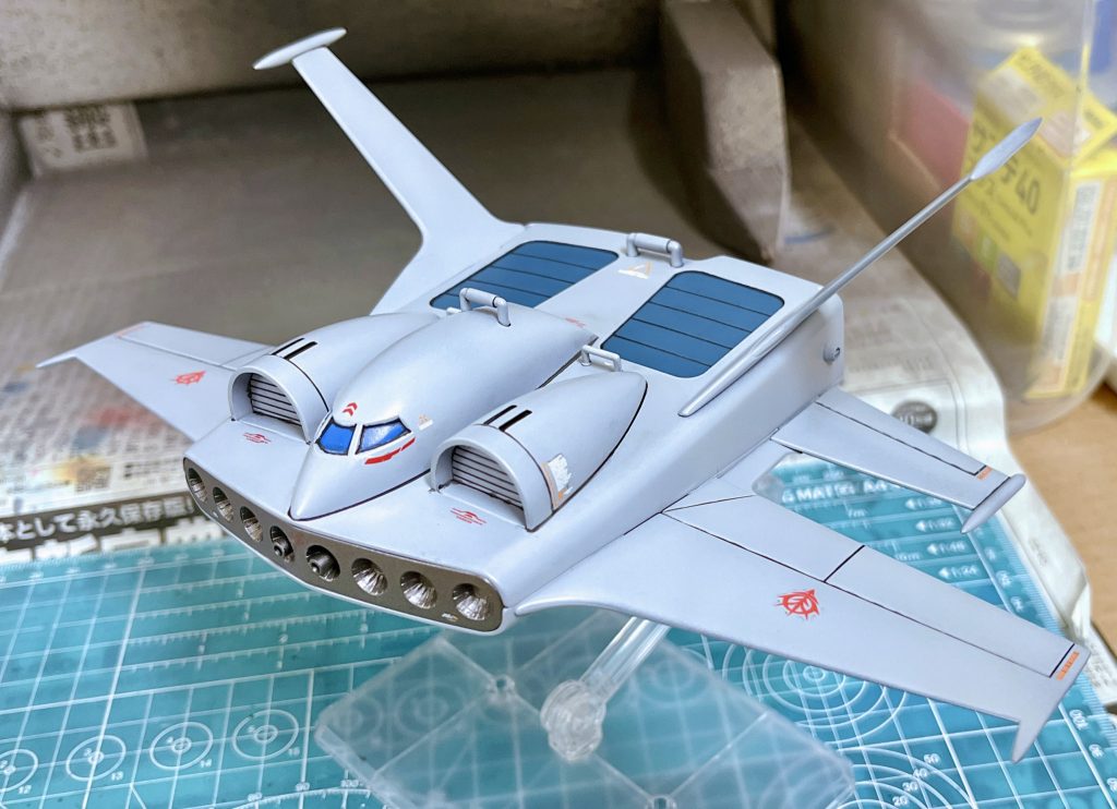 カラーリングは現代の軍用機っぽくしたかったのですが、ちょっと色味が薄かったです。スジ彫りして情報量を増やす技術は私にはありませんでした。このあとウェザリングカラーでフィルタリングしてみましたが、あまり変化は無かったです😭