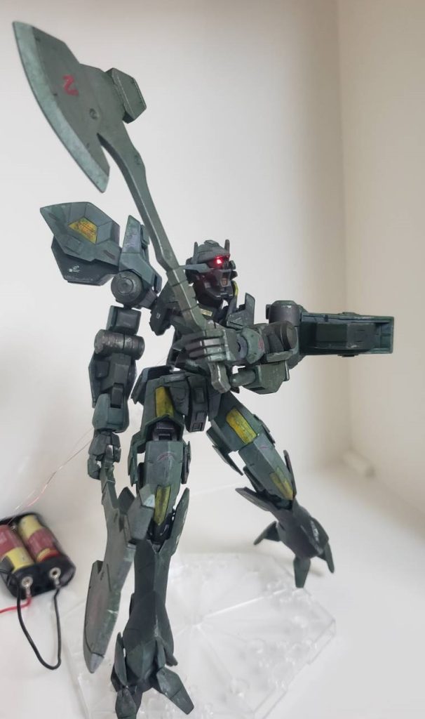 オルフェンズの無骨な兵器が好きです。アックス二刀流はロマンがあります。電池ボックスをうまく隠したいですね笑