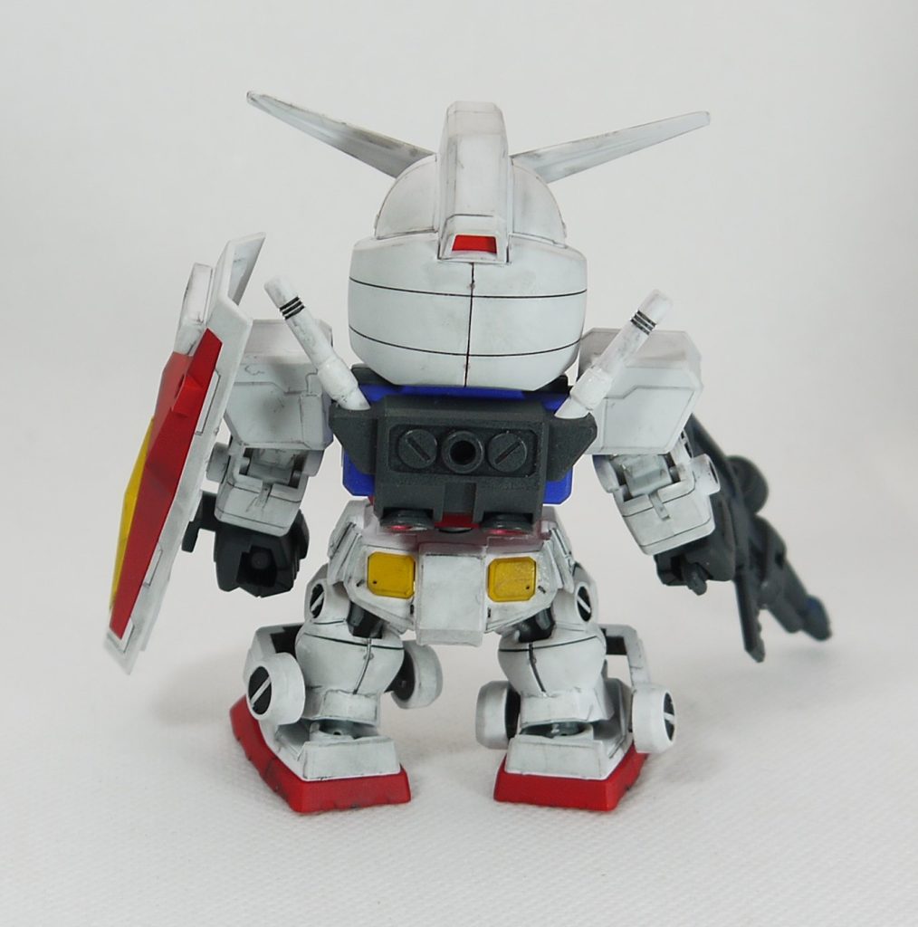 で、トップコートを吹いて組み立てた際、首の軸が折れてしまいました(^_^;) 塗料が塗られていたのでキツくなってしまったようです。  仕方なく頭側にポリキャップを埋め込み、首にランナーを接続して繋げています。横方向には回りますが、本来の関節は上を向くことも出来たんですよ。