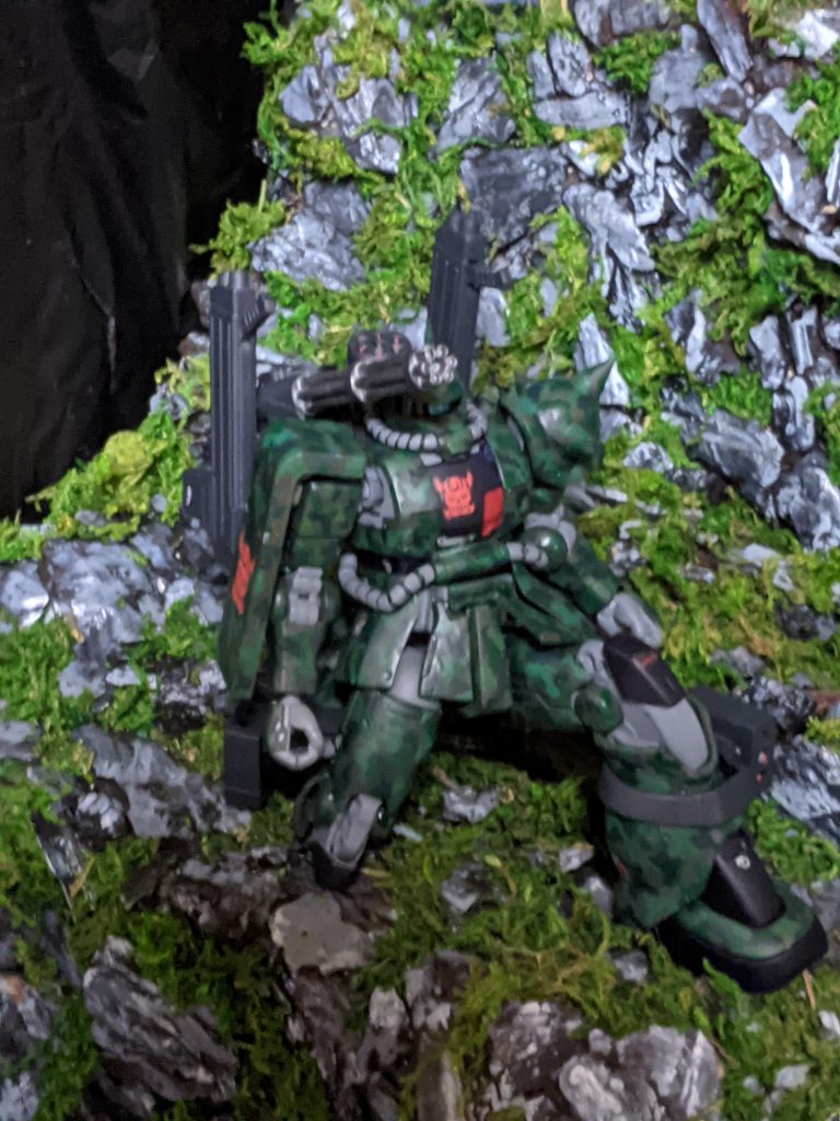 何より一番怒りが沸くのは、彼の機体に迷彩色のパーソナルカラーをつけようと言い出したのも許可を出したのも件の上司という事だ。しかも、申請がこの撤退作戦の直前であったことまで追加で着くとなれば…。「最初から囮にする気しかしねエ！！」