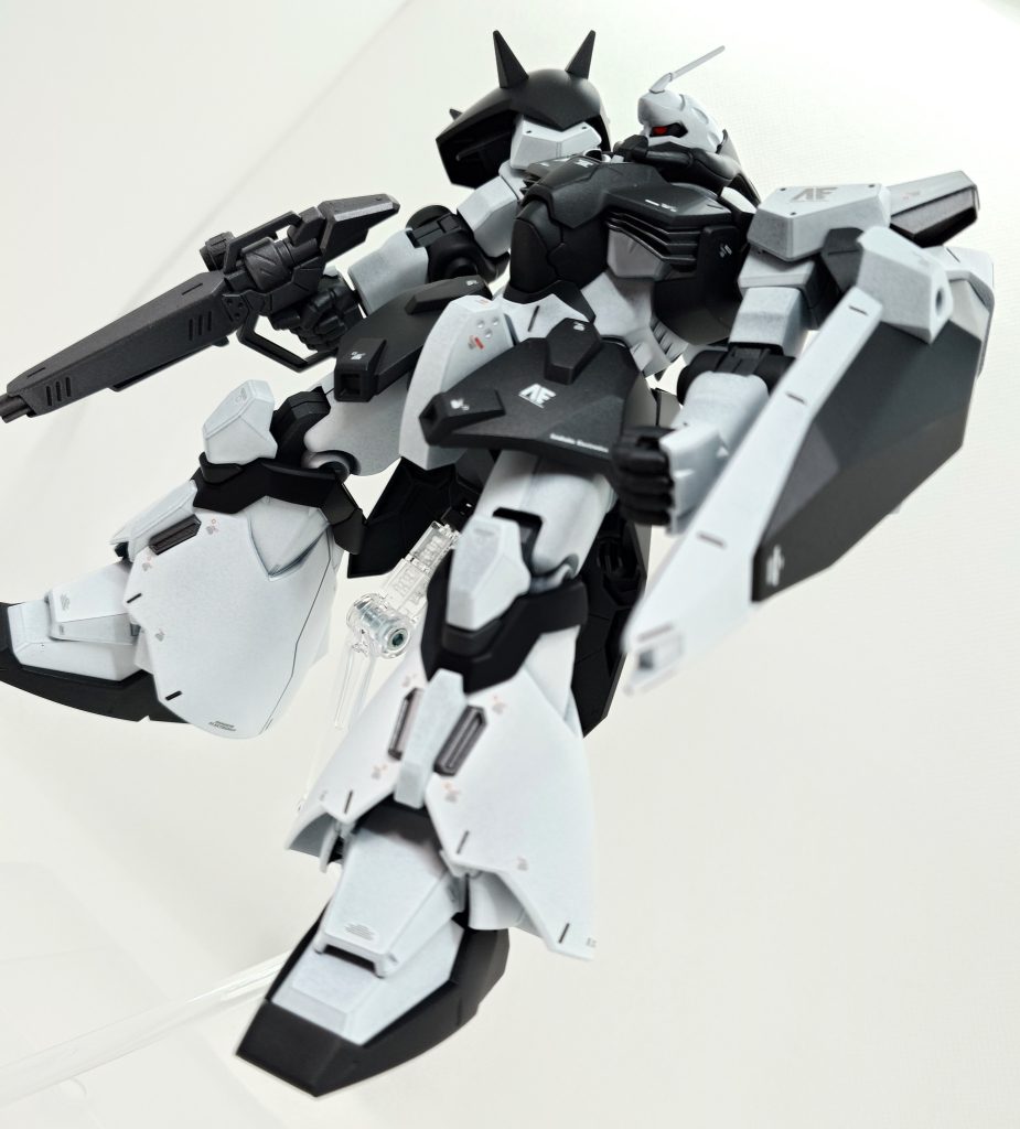 ゲート処理の後に全塗装、デカール、トップコートで製作しました。モノアイはマテリアルシールを使用しています。1/144とは思えない大型のキットで満足度は高かったです。その分、製作カロリーも高かったですが…(zaku-kao4)