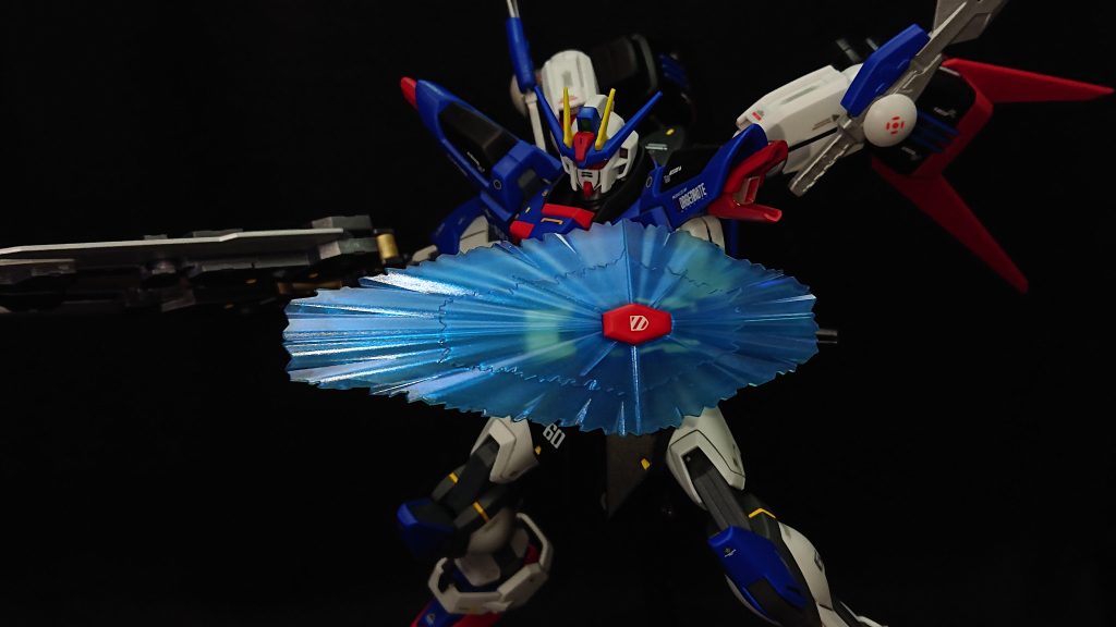 機体カラーはピュアーブルーをメインカラーにヒロイックな機体に見えるように仕上げてみました💡当初の予定ではもっと白が多めで明るいイメージの機体にするつもりだったのですが、デスティニーのパーツが思っていたよりもグレーな感じだったので、白でいくことは諦めて黒くしてみました💦予定は変わってしまいましたが、これはこれで重厚感があり“強い主人公”みたいな感じが出せたので結構気に入っていますｗこれまで作ってきたストライク達とも被ってませんし結果オーライでした💡