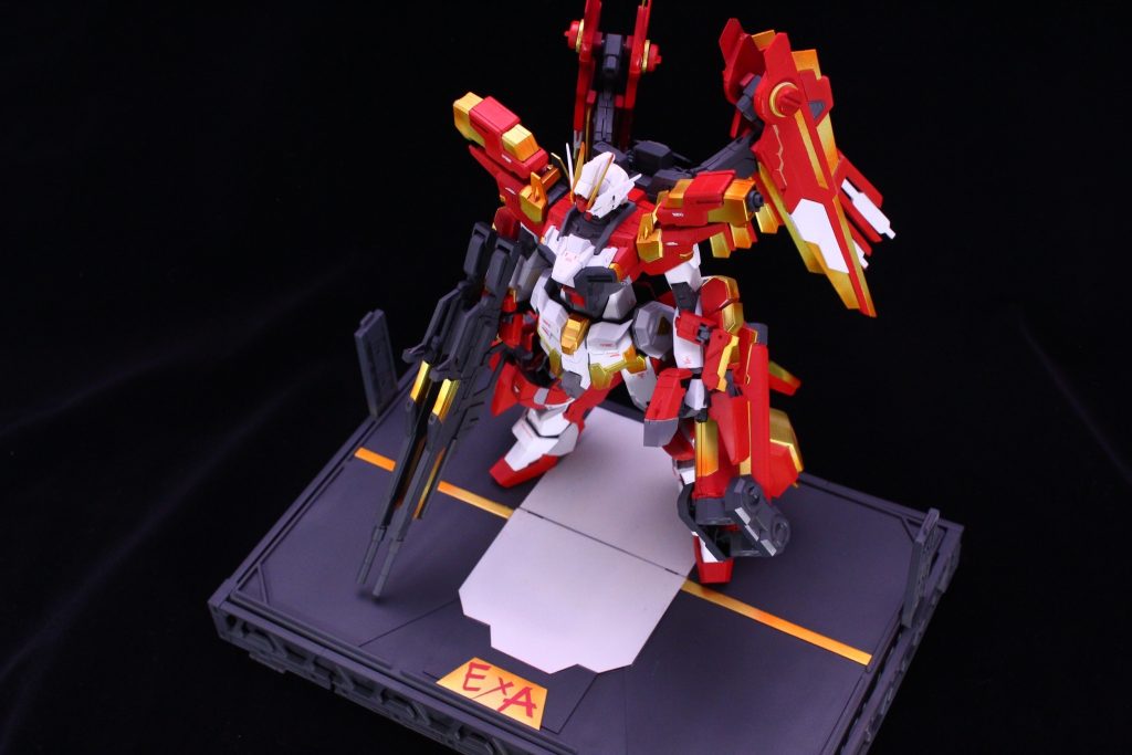 今回も台座を製作EXAのネームは漫画のロゴを参考にマスキングにて書き込んでいます