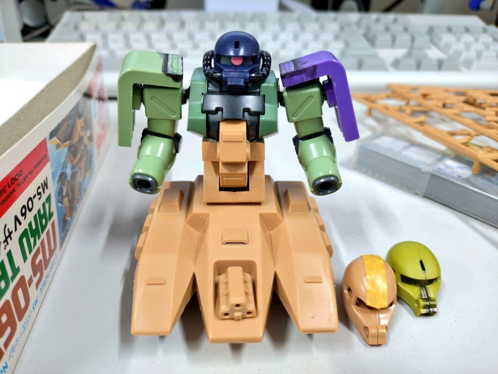・制作初期とりあえず何も考えずにF2とザクタンクを組み合わせて数年放置(´ω｀)そして製作再開この時はまだ通常のザクの頭部を使う予定で改造を進めていましたが途中でF2に戻してますこの後にガンプラ一番くじのパーツをアームにすることを思いつき現在の形に…