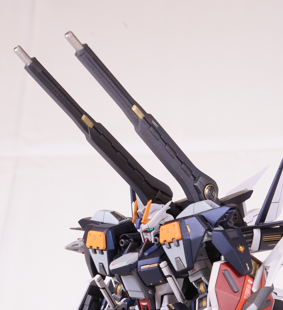 【レールガン】[設定]　二門装備されている実弾兵器。フェイズシフト装甲を破砕する威力を持つ。[製作解説]　モビルアーマーエグザスのキャノンをそのまま取り付けしました。