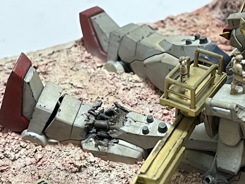 陸戦型ガンダムのダメージ加工。いつもの様にニッパーで切り刻み、ジャンクパーツをそれらしく詰め込んでます。