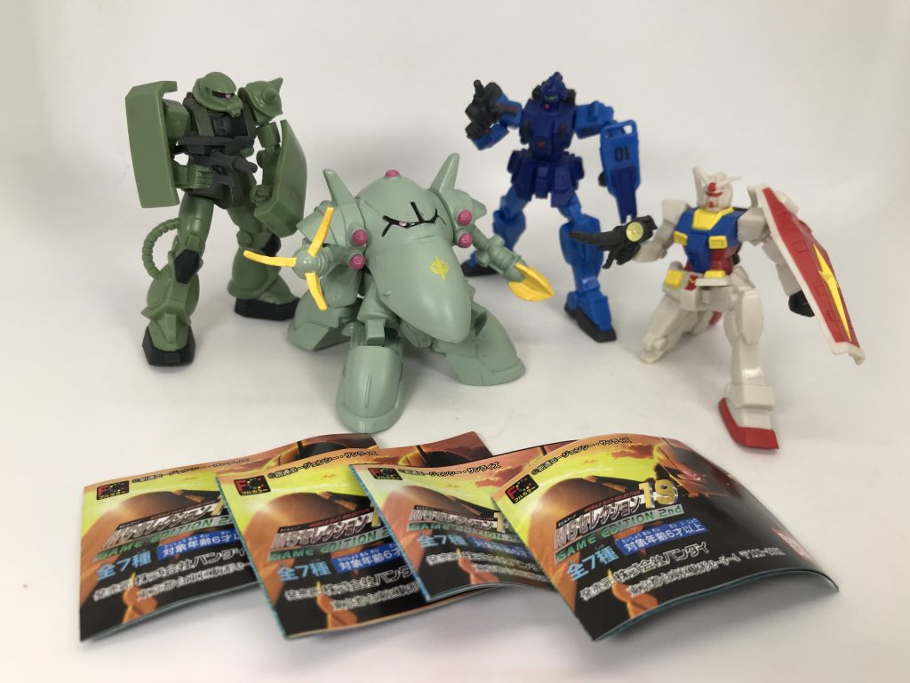 こちらがPS2版のガンダム戦記に登場する(たぶん…)4本足のゾックちゃんこれは当時の200円のガチャですね私、金回りがよい仕事をしていた二十代前半の頃…趣味で友人と一緒にいわゆるオタグッズ?を集めていた時期がありまして…😅ガチャやゲーセンの景品、フィギュアやカード…家庭用ゲームソフトや、懐かしのゲームセンターの基盤まで…あわよくば将来、高額で売れれば嬉しいなと下心もあり色々集めてましたなので今もそこそこガンダムなどのオタコレクションが残ってたり…(笑)どうせ売っても大したお金にならないし、このガンダムミニフィギュア達でジオラマでも作る?🤔ちなみにその友人は作製したガンプラなどをヤフオクなどで販売しているモデラーでしたその頃、私はあまりプラモに興味無かったんですよね…綺麗に作る自信が無かったので…まぁ今でも汚プラしか作れませんが😤(笑)