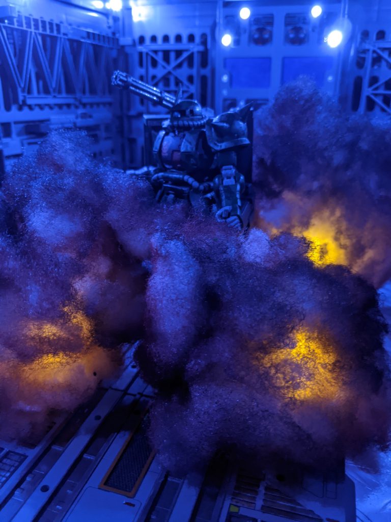 実はロイドの戦績はエースと呼ぶには？がついてしまう程度なのに、パーソナルカラーに調子に乗って深く考えないロイドは自分で自分をセルフ説教をすべきだろう。身の程を知れと…。モニターに映るHLSの打ち上げに、多少なりとも自分が撤退に貢献していると自分を慰めながら、ロイドは逃げた。ここまでくると火力を上るために機体の重量を上げた昔の自分を殴りたくなってくる。とはいえ、逃げ続けるのも限界がある。