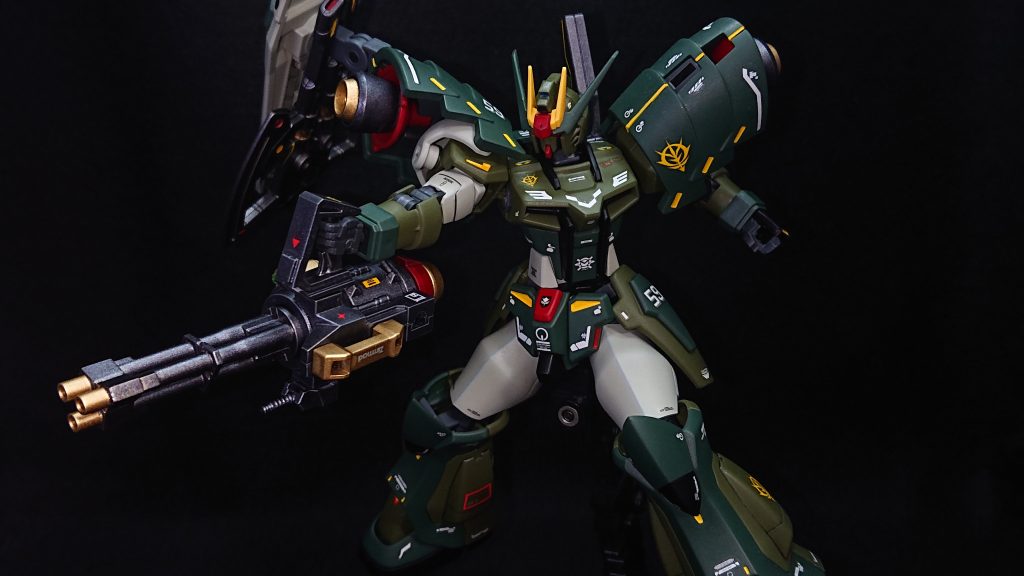 今回のお気に入りポイントは“全体のデザイン”と“カラーリング”ですデザインとしてはジオンらしさを求めた結果、大きな肩部、太い脚部そしてジオンっぽい武装と良い感じにポイントを押さえながらストライクらしさは残せたと考えています!腰部もジオン系のモノにしたかったのですが、ストライクの細身のラインと上手く合わせることが出来なかったのが少し心残りですね💦カラーリングは実は結構気に入っていますwジオン一般兵っぽさをちゃんと出しつつオリジナリティとストライクらしさを落とし込めている、素晴らしいバランスに仕上がっていると満足しています💡もし今後似たようなコンセプトで作るときには、各部の動力パイプとモノアイを表現出来たらなと考えています!では、最後までご覧いただきありがとうございました