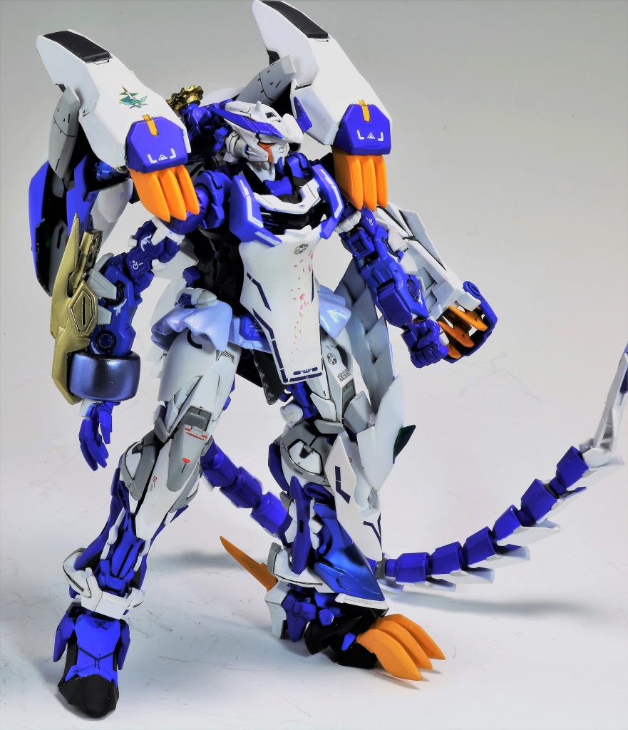 この作品は2017年に投稿したこのブルーフレームのリメイク作品で元々はGBWC2022に投稿した紅い狐の姉妹機として、2体構成出たものが間に合わないので🦊だけだしてました。当時も似たようなアプローチでしたが当時ではできないパーツ構成もありよりパワーアップした姿になりました