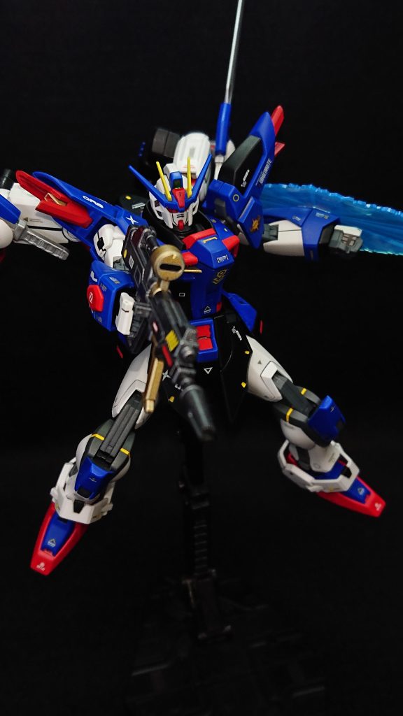 今回のお気に入りポイントは“バックパック”と“カラーリング”ですヒロイックな機体本体に負けないそんなデザインのバックパックに仕上げることが出来てホントに気に入っていますこのバックパックで1番使いたかったパーツはエールストライカーだったりしますｗエールストライカー結構余ってるんで積極的に使っていきたいんですよｗどうにかして組み込めないか日夜考えています✨カラーリングも結構気に入っているのですが、制作当初は青を使うかとても悩みました…ミキシングで使用しているパーツが元々青い機体なので、元機体のイメージに引っ張られてしまうかもと不安だったのです💦ですが塗ってみるとそんなこともなく、ちゃんとヒロイックなストライクとして仕上げることが出来ました💡もしかしたら急遽取り入れた黒が良い感じに全体をまとめてくれたのかもしれませんねｗでは、最後までご覧いただきありがとうございました