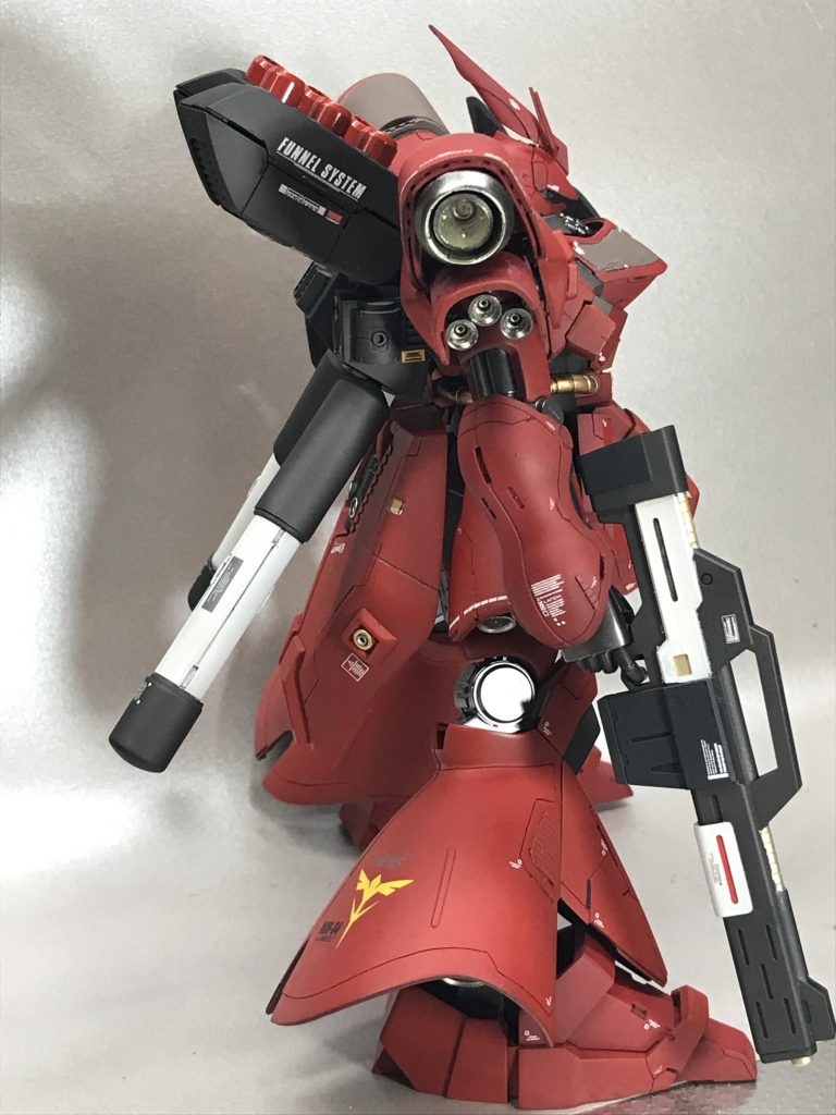 肩には定番のバーニア。