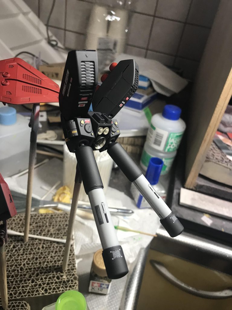 バックパックはデカールがお気に入りでタンクは延長。大好きなクレオスグラファイトブラックに艶消し。