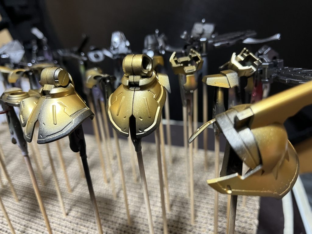 下地はゴールドとアイアンです。よかったらXも色々ガンプラやガンダムネタを投稿してるので、良かったら気軽に覗いてみて下さい