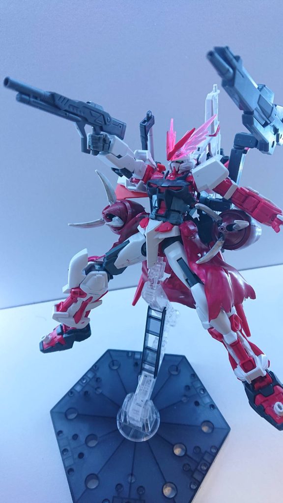 携行武装は高エネルギービームライフルから小型ビームマシンガンに変更されている。また、バックパックに接続されているファングビットと大型キャノン エクスプリズマーは前面へと持ってくることが可能。大型キャノン エクスプリズマーはディバスターの装備しているアトゥムフォーンキャノンの設計を下に開発された新武装。バックパック内部のレジエスターと直結されているためディバスター同様再チャージを瞬時にすることができる。