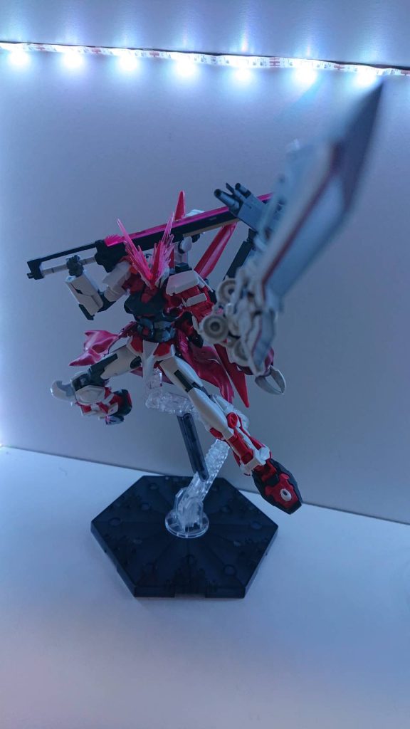 フレイムウィザードユニットにも装備されていた多目的兵装ディスレスターも装備されている。重量の問題で装備させない予定であったが、火力を重視したため装備されたバックパックに装備されているもう一つの剣は対艦刀エクスカリバー。基本的にはビーム刃が展開されビームソードとして運用されるが、刀で言う峰内の方は実体剣としての役割も持っている。