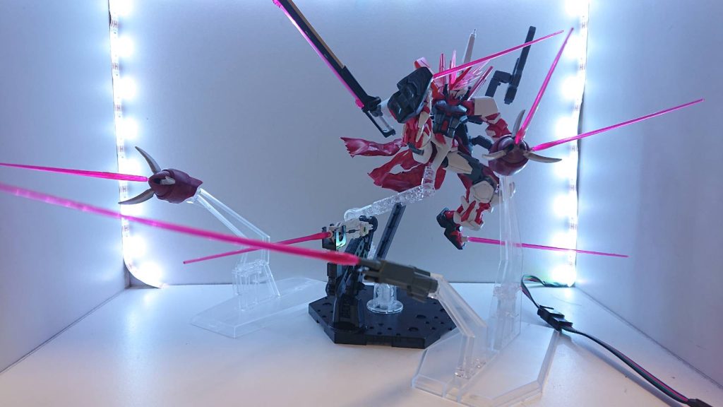 足先にビームサーベルが新たに装備されたことで格闘での戦闘が拡張された。また、シールド裏にはビームサーベルがマウントされている。バックパックには多くのビットが装備されている。ファングビットはビーム砲とビームサーベルの役割を併用できるビット。クローを展開することでビームを発射、またはビームサーベルを展開でき、クローでの攻撃も可能。エクスプリズマーの砲身部もキャノンサーベルビットとして運用可能。こちらもキャノンとビームサーベルとしての運用ができる。多目的兵装ディスレスターの砲身部もガンビットとして運用される。