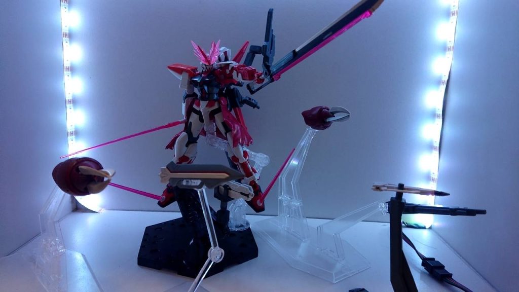 ファングビット、ソードビット、キャノンサーベルビット、ガンビットの合計6機のビットを同時運用することが可能。敵機を圧倒する。さて次回は「ハヤブサアカツキガンダム稲妻 青天ノ霹靂Ver」です!お楽しみに~