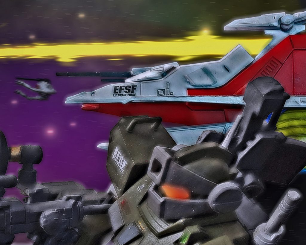 「敵メガ粒子砲、右に抜けます!!」「総員耐衝撃姿勢!!」オペレーターのエリー・スワンナが敵機からの攻撃を伝えると艦長のイズモ・アキヅキが艦橋にいるクルー全員に指示をした。ホワイトユニサスのブリッジ真横を眩いメガ粒子砲が船体を照らす。「何だっ!?戦艦クラスのメガ粒子砲だぞ!?」副艦長のレイ・ローランドも、その威力に驚き目を見開く。「…全くとんでもないのを連れてきたね。ティアンム艦隊は」「でも艦長の指示で直撃は避けられましたよ！」「ただの運だって。でもこれで敵の姿を拝めるね」ホワイトユニサスはこの直前に取り舵へと船首を向け回避行動をとっていた。前線はミノフスキー粒子でレーダーは無力化され敵の配置が分かりづらいが、目視と船外カメラである程度は把握できる。それでも限界があるが、イズモは両翼に引きつけられるMS隊を見て真ん中が手薄になる事へ違和感を感じていた。「敵はルークを真ん中に配置してきたのさ。一発避けりゃ、一先ず次は大丈夫じゃない?」「…ルーク!?」イズモはチェスに例える。チェスの駒でルークは遮る物がなければ前、横に直線的に動ける。一点突破力はあるが、斜めや不規則な動きには対応しづらい為、上手く相手を誘い込む必要がある。「まあ、速さにかなりの自信があったんだろうけどチェックの掛け方が甘いな?」そう言うとイズモはついていた頬杖を止め、座り直し不敵な笑みを浮かべる。(…パオロ中佐の言っていた通りだ。やはりこの男、只者じゃない…！)レイはイズモを見て心の中で囁いた。するとブリッジの真横を黄色巨体が駆け抜ける。「…顔っ!?」ホワイトユニサスの直衛をしていたゼノのジムスナイパーカスタムも、敵モビルアーマーを確認した。「モビルスーツでも戦闘機でもない…!?」