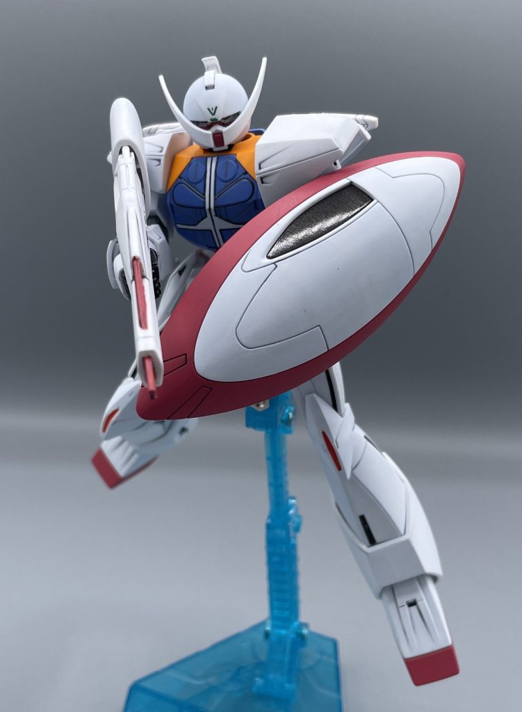 シールド　ターンエーは、ライフルもシールドも美しいデザインだと思っています。∀ガンダムの機体表面には、”ナノスキン”と呼ばれるナノマシン製の装甲材が使用されており、機体の自己修復をすることが可能になってます。まさかの自己再生！？ナノマシンさえ残っていたら、”パイロットも含めて”完全再生が可能なんだとか・・・。マジか・・・。　ちなみに、ナノスキン装甲はこのシールドにも用いられており、実弾・ビーム両方への防御が可能になっています。しかし、機体を含めて”壊れない”という訳ではないので、シールド自体の強度がめちゃくちゃ高いという訳でもないようです。