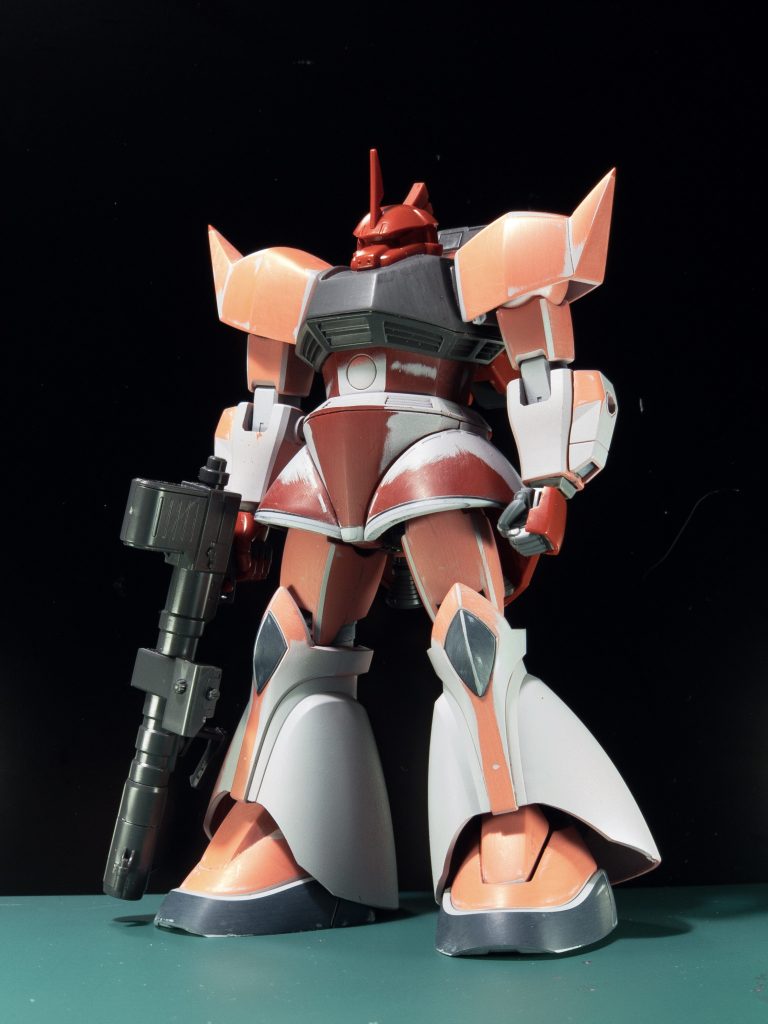 この後肩のバーニア、つま先の形状変更しました。左手の握りこぶしはオプションハンドパーツを使用。