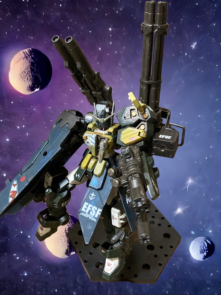 左肩と背中は武器増設。どれだけ盛ってもそれなりにまとまるのがヘビーアームズの良いところですね。