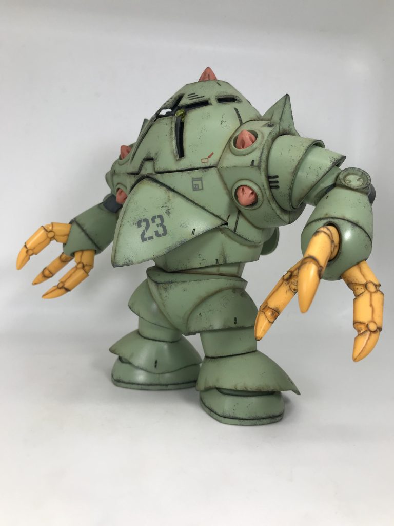 少しの汚しでは、デカいボディがあまりにのっぺりしていて微妙だったので…今回さらに汚しを加えて完成に至りました😃tamamaのガンプラ話なんて参考にならないしつまらない?😨では…お馴染みの脱線トークでも🙄