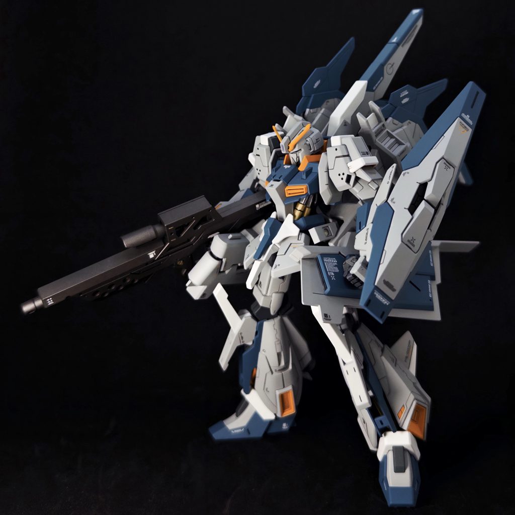 基本的にはライトニングゼータですが、頭はHGUCゼータプラス C1型、シールドは水星の魔女のガンヴァルヴァの物に変えています。頭は大型でセンサーユニットがついた頭部形状がA.O.Zっぽいかなとまた変形はしない機体なので、シールドは見た目重視で細身で角張ったものにしました。