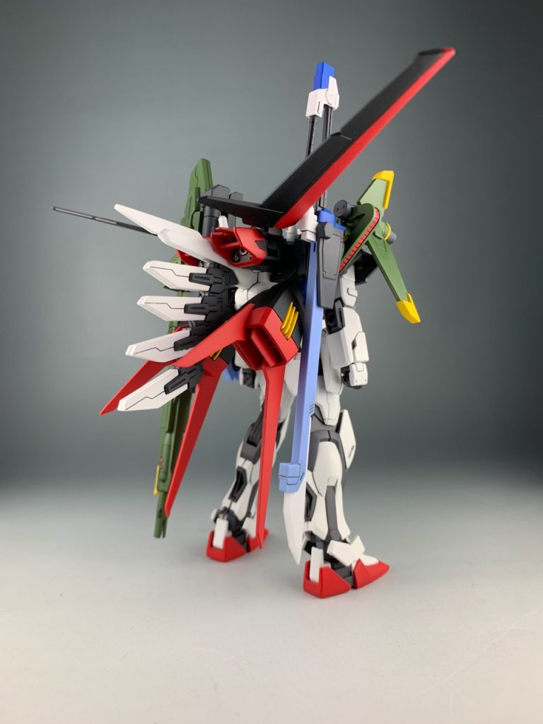 ランチャー部分は基本的にそのままです。ソードは肩の部分を可動できるように改造。これによりアクションがしやすくなりました。その他付属武器も制作しました。