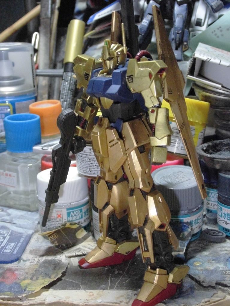 ビームライフルのチューブ部分、ここだけ金、っていうのもヘンなので、単色で。