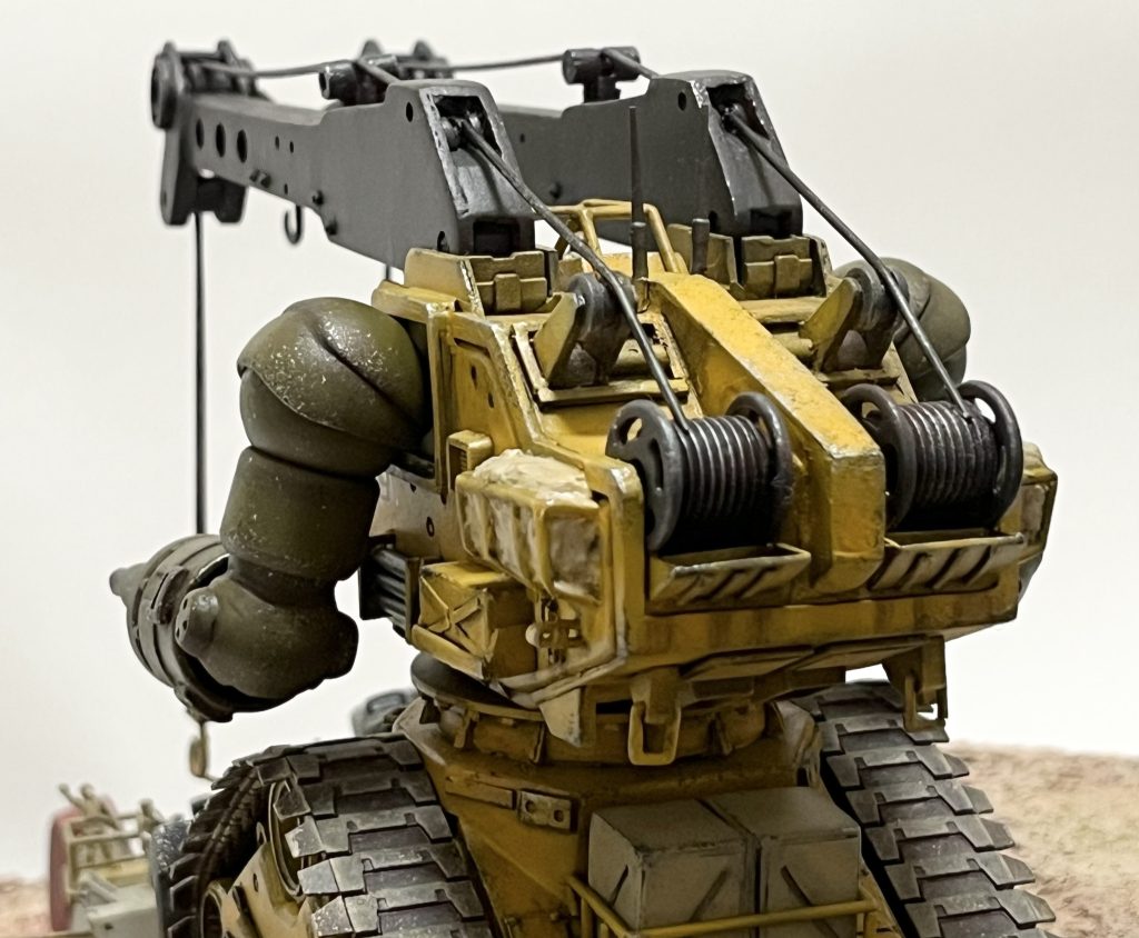 背中も想像の域を出ませんが、基本設定の絵から延長して考えるとこんな感じかと?ワイヤーが偏り無く巻き取り機に巻き取られるようにする為、クレーンアームとの間にある滑車がそれぞれ左右に動きワイヤーを誘導する仕組みなんだろうと思います。