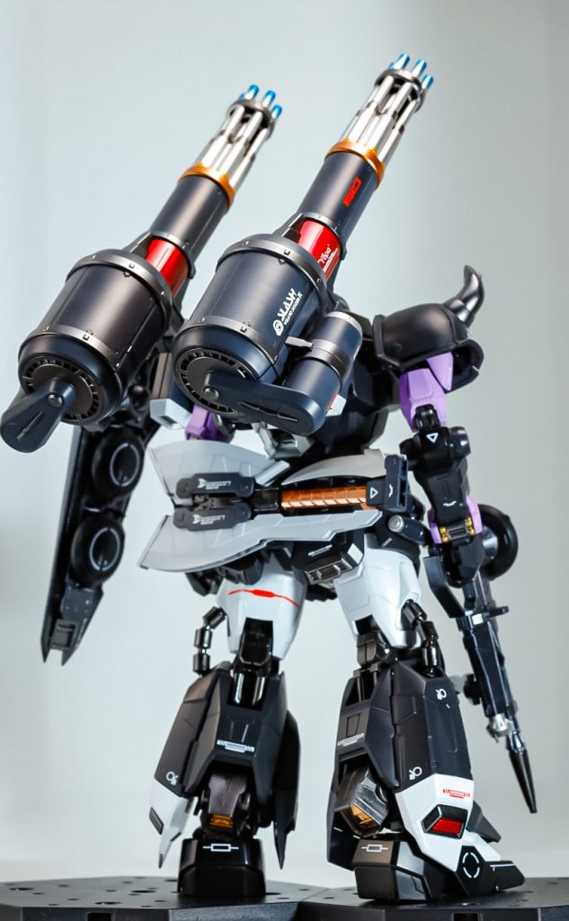 ビームガトリングガンの存在がデカいですね…ビームアックスは折り畳んで短くさせた状態を再現して腰に装着する事が出来ます。