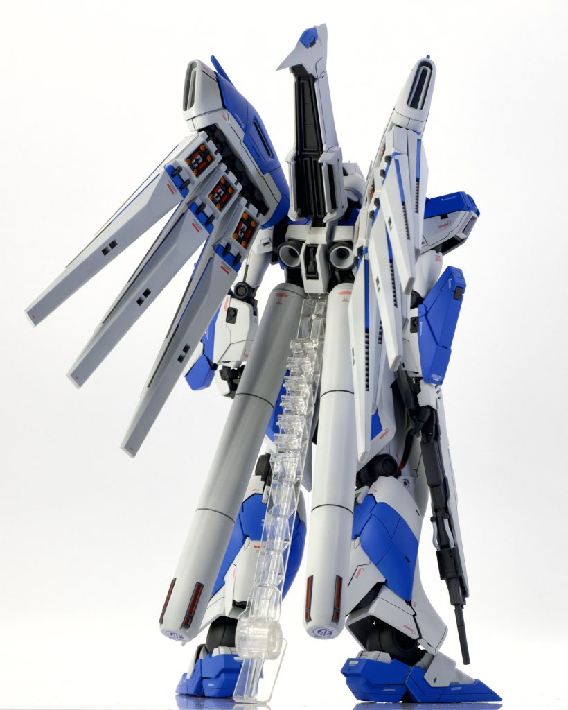 ○バックパックキットを普通に組むとファンネルラックは若干寝てる印象かと思います。(ファンネルの重さで)ここはRGハイニューのようにファンネルラックがイキリだった印象になるように基部を調整しました。更にファンネルラック2基は延長加工して巨大化し、より迫力がでるようにしてみました。