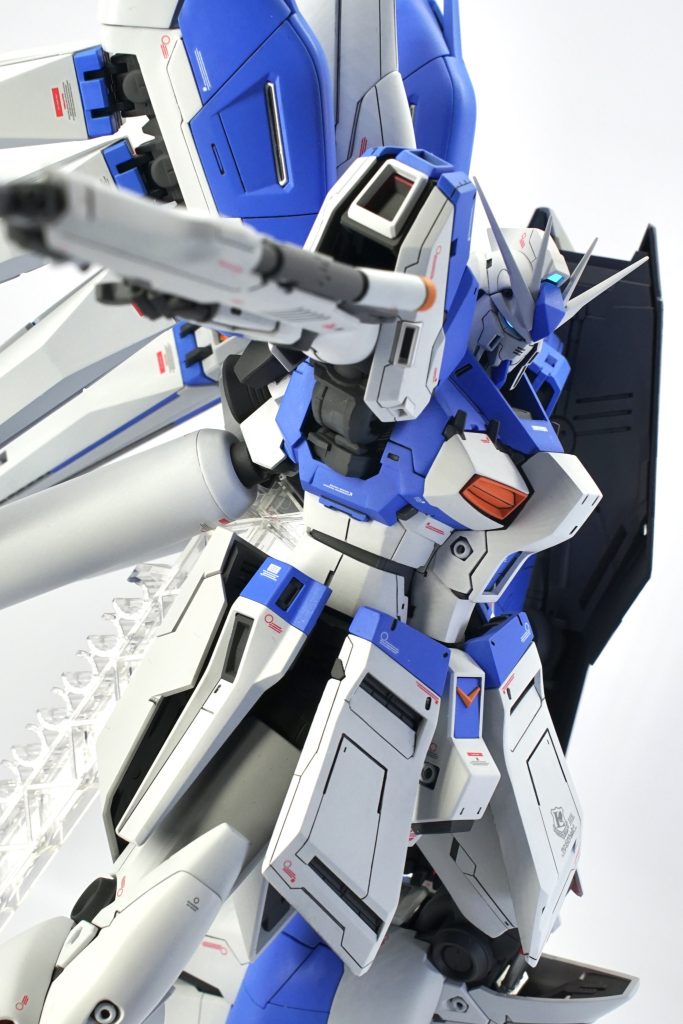 ○カラーリングカトキ版もRG版も複雑な色分けで表現される事が多いように感じますが、2003年〜2009年の機動戦士ガンダムMS大全集に掲載されていた青白版Hi-νガンダムのカラーリングに以前からシンプルイズザベストな清涼感あるカッコ良さ感じており、私好みな事からこちらの配色を採用しました。