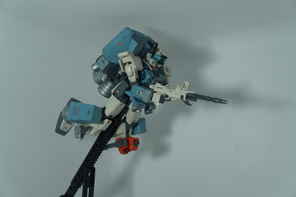 ミサイルランチャーを廃棄し、胸部ブーストを切り離して腕のクリアランスを確保してからのビームライフルでの狙撃