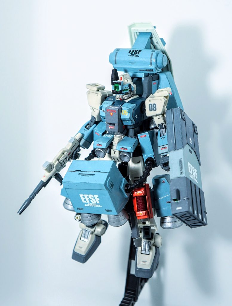 最後にトップ画のポーズを。運用上この順番で装甲をパージすることはないのですが、作ったもの全部見せたくてこのポーズに。旧アレックスの箱絵・はがれかけたチョバムアーマーとナドレのパージをイメージしながらまとめてみました。ホースは100均のバンドで強度があるので支えなしでこの状態です。