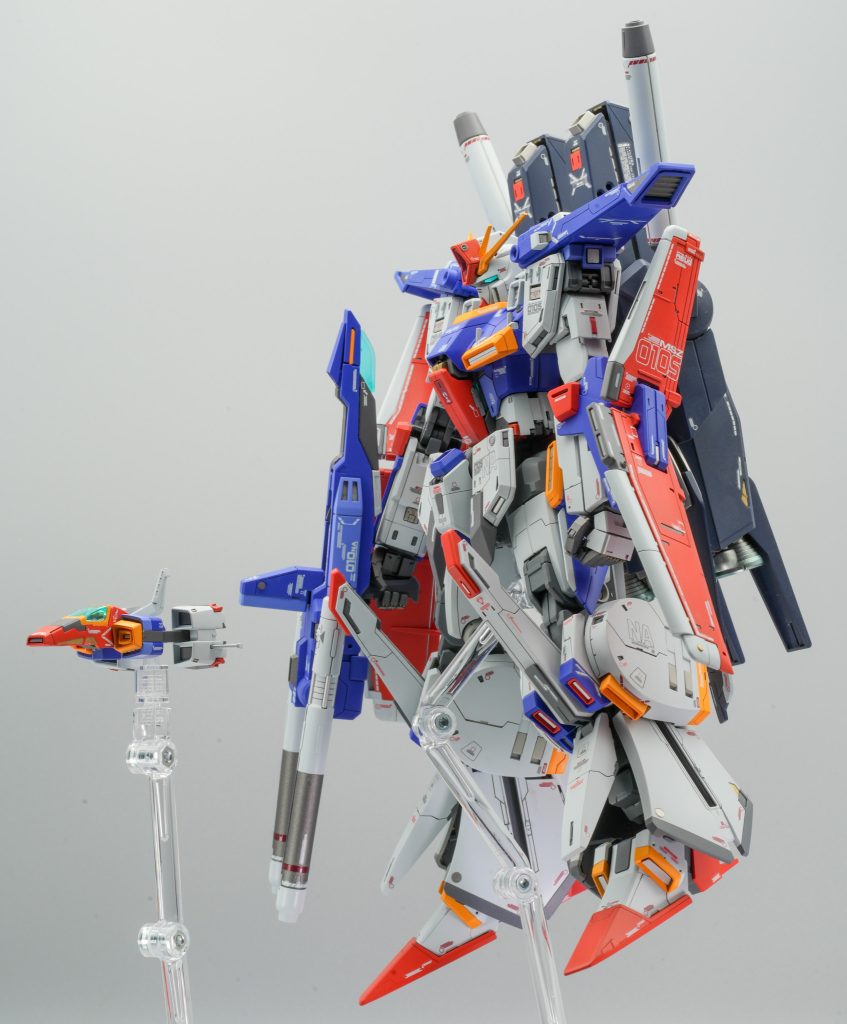 前回作ったZガンダムと違ってかなりゴツいです。キャノピーと目は蛍光塗料で塗装したのでブラックライトで光ります。