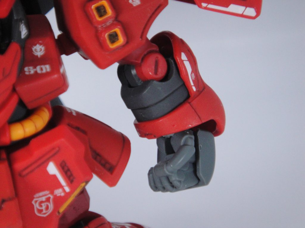 二の腕はSDEXサザビーのものを流用して2mm程度長くなりました。拳はνガンダムとの殴り合いで負けないようにオプションパーツセット ビルドハンズ丸型のLサイズを使っています。そのままではボール軸の径が合わないので加工しています。加工に一生懸命でゲート処理が甘くなりました。見逃してください!