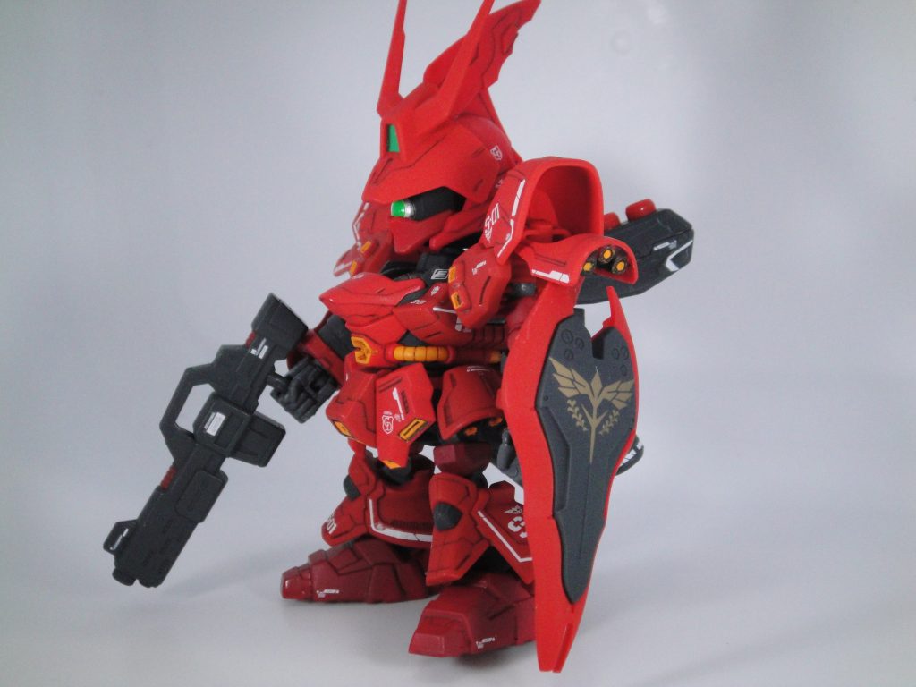 武装状態。BB戦士のシールドは大きくて上手く持たせることができないのでSDCSナイチンゲールのものを拝借しました(30MMのジョイントパーツで接続)。RGサザビー用デカールがゴージャス感を演出しています。