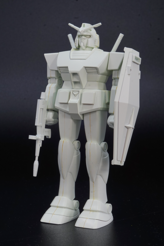 斜め前方から。太ももと胸部の合わせ目を消し、全身にスジ彫りを追加しています。スジ彫りには薄茶色と黄色で調色した微妙な黄色でスミ入れし、変色した接着剤を再現しています。