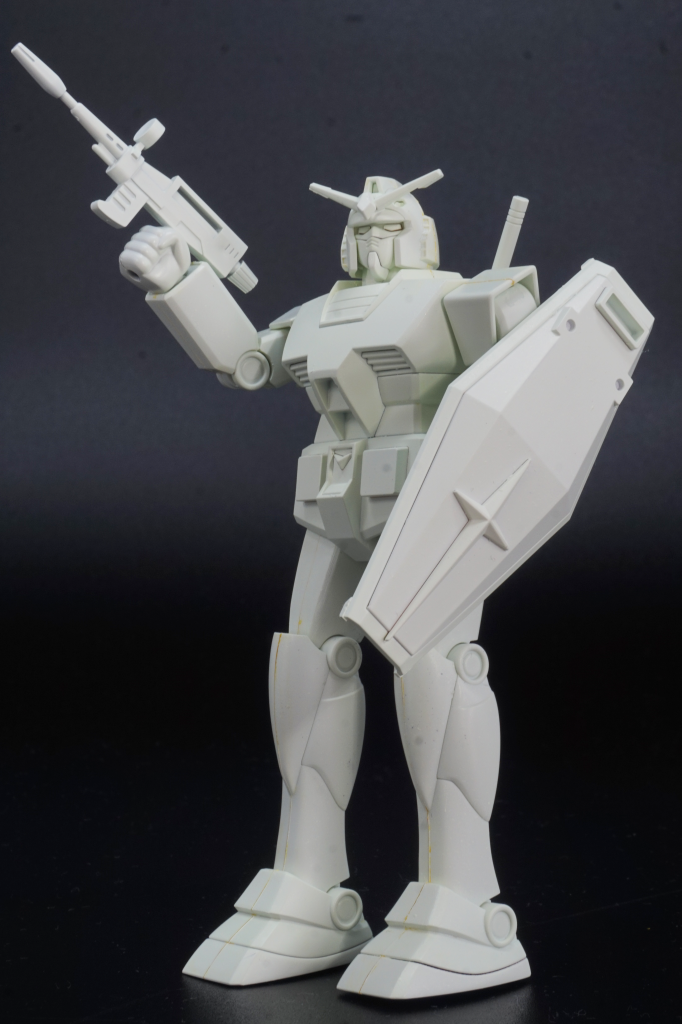 腕の可動範囲はそこそこながらも、脚が致命的に動かない…。