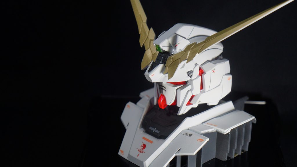 このユニコーンガンダム ヘッドディスプレイベースですが、今はガンダムベース限定商品として販売されていますが、最初はガンダムAの付録でした。7年ほど前、以前投稿させていただいたエクシードモデル ザクヘッドが発売されて、ヘッドディスプレイの面白さに魅せられた私だったのですが、ガンダムAの付録でユニコーンガンダムのヘッドディスプレイがあることを知り、アマゾンで購入して作成しました。（あの頃はこういう付録がついたバックナンバーも定価で買えました。古き良き時代…）