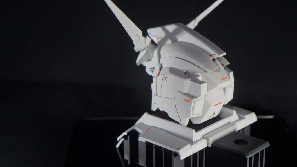 ザクヘッドは整形色を活かした作品でしたが、このユニコーンは整形色は外装がパールホワイト？、サイコフレームがクリアレッドでしたので、外装を塗装することにしました。その他は同じようにスミ入れ、デカール、トップコートで仕上げています。