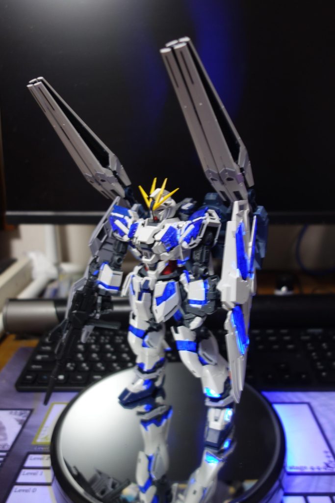 ガイアノーツの蛍光クリアー使って雑に筆塗りしたブラックライト当てると青く光るということでやってみた