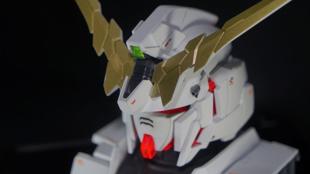 このときはエア缶を使ったエアブラシで塗装していました。ブレードアンテナのゴールドはエナメルのチタンゴールドだったかと。ブレードアンテナの可動部は塗装がはがれてしまってますね…。このキット、ちゃんとユニコーンモードにも変形できますが、もう今は動かしたくないので、写真は作ったときに撮ったものを載せておきます。